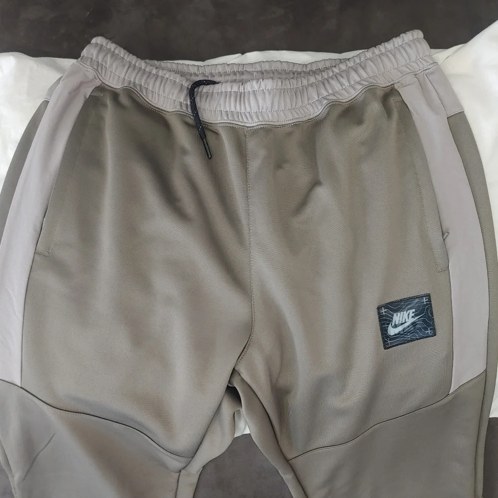 Nike Air Max Joggers Sweatpants Olive Grey Men's BNWT - Picture 6 of 16
